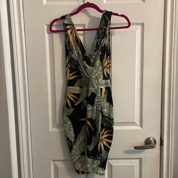 Barely worn Fashion Nova Tropical Knee Length Dress - Picture 1 of 2